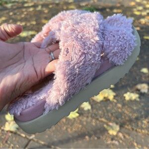UGG PINK‎ FUZZ SUGAR CROSS SLIDE WOOL / FAUX FUR SLIPPERS SANDALS 6 US (no box)